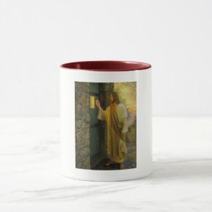 Taza Visita al amanecer Jesús tocando una puerta rústic