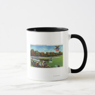 Taza Visitantes que revisan un desfile de vestido