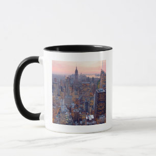 Taza Vista amplia de Manhattan en la puesta del sol