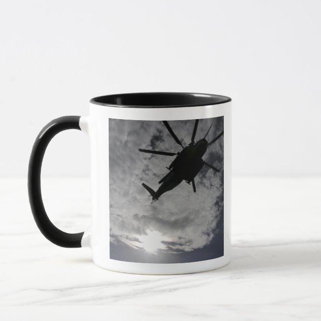 Taza Vista de ángulo bajo de un CH-53E (Izquierda)