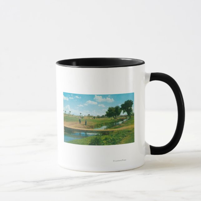Taza Vista de Golfer Hitting Ball (Derecha)