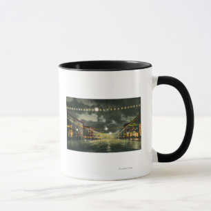 Taza Vista de la avenida de Hewitt en la noche