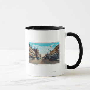 Taza Vista de la calle principal con los coches de Ford
