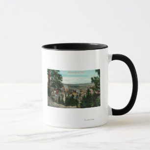 Taza Vista de la ciudad a través de los árboles