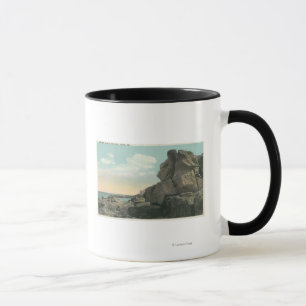 Taza Vista de la formación del viejo hombre de la roca 