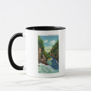Taza Vista de la garganta del arroyo otoñal