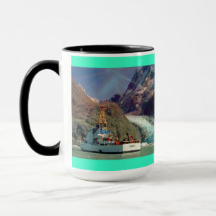 Taza Vista de la montaña en Alaska con barco