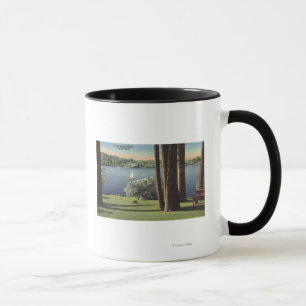 Taza Vista de la orilla y del lago herbosos