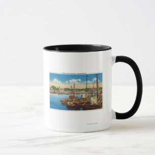 Taza Vista de los barcos de pesca en el puerto