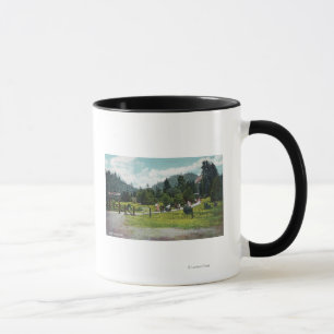 Taza Vista de los clientes en un paseo por el jardín