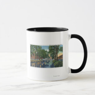 Taza Vista de molinos a lo largo del canal