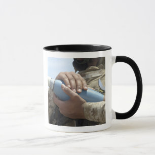 Taza Vista de primer plano de un soldado acribillando u