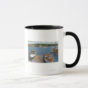 Taza Vista de un aterrizaje del barco y de la orilla