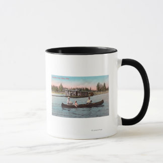 Taza Vista de un barco residencial en el lago