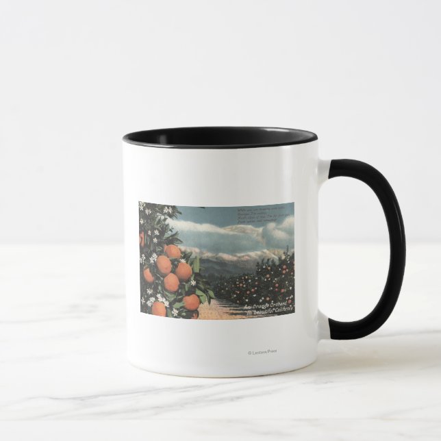 Taza Vista de un huerto Naranja con montañas (Derecha)