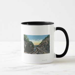Taza Vista de un tren junto a la carretera