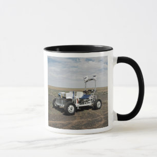 Taza Vista de un vehículo lunar de 1-G Rover
