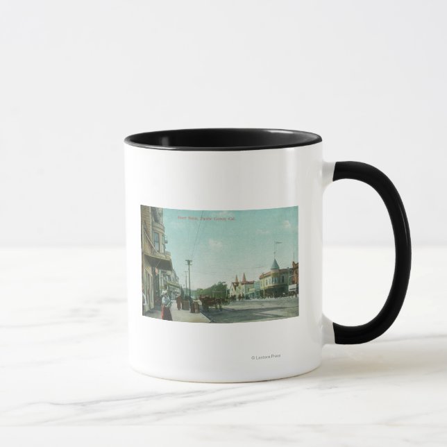 Taza Vista de una escena callejera en Pacific Grove, CA (Derecha)