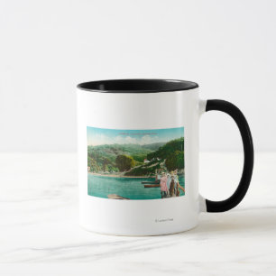 Taza Vista de una familia en el lago DockInverness, CA