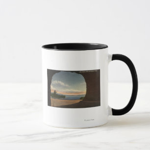 Taza Vista del lago del túnel de la roca de la cueva