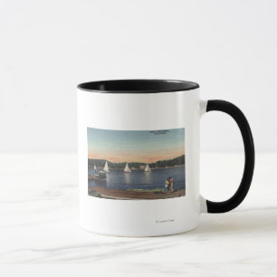 Taza Vista del muelle, del lago, y de veleros