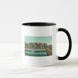 Taza Vista del pabellón de baño y del embarcadero