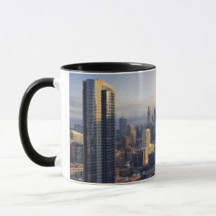 Taza Vista del paisaje urbano con la luz fantástica