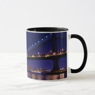 Taza Vista del puente de Manhattan en la noche
