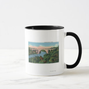 Taza Vista del puente del monumento de los veteranos