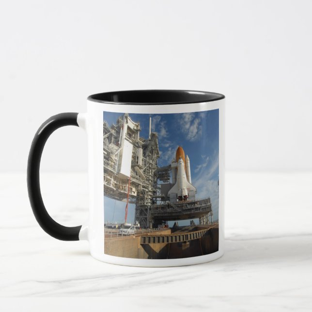 Taza Vista del transbordador espacial Atlantis en la al (Izquierda)