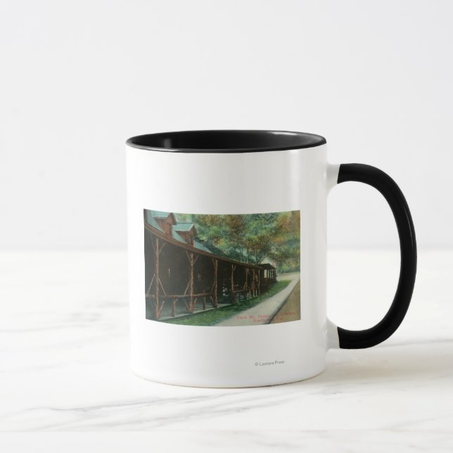 Taza Vista exterior de Fitch Mt. Tavern y Roadway (Derecha)