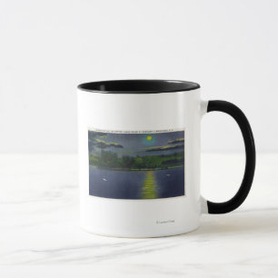 Taza Vista iluminada por la luna de la isla y del lago