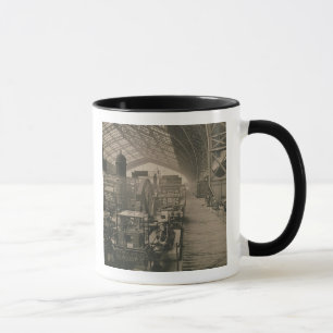 Taza Vista interior del pasillo de la maquinaria, de