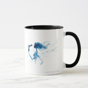 Taza Vista lateral de la mujer que hace el brushing el