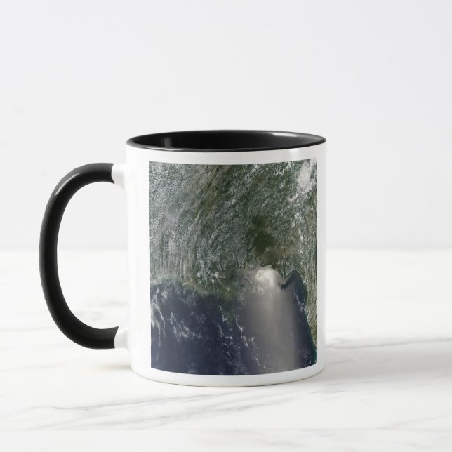 Taza Vista satelital de un derrame de petróleo (Izquierda)
