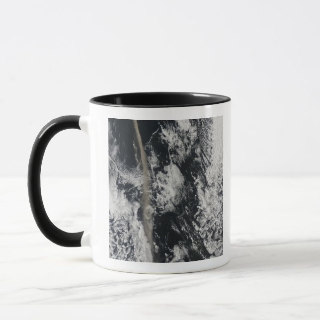 Taza Vista satelital de una columna de cenizas (Izquierda)