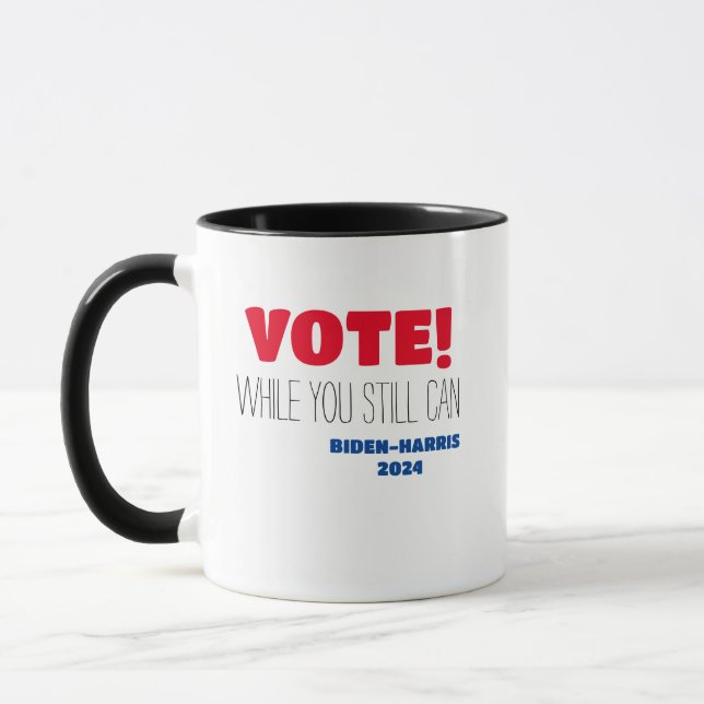 Taza ¡VOTEN! Mientras Todavía Puedes Biden-Harris 2024 (Izquierda)