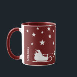 Taza White Santa Sleigh Y Merry Christmas Text Sobre Ro<br><div class="desc">El festivo diseño de la silueta blanca de Destei de un Santa Claus en un trineo con renos tirando hacia adelante sobre un color de fondo rojo. Por encima del Santa Claus y de los renos hay algunas estrellas. También hay un área de texto personalizable para un nombre.</div>