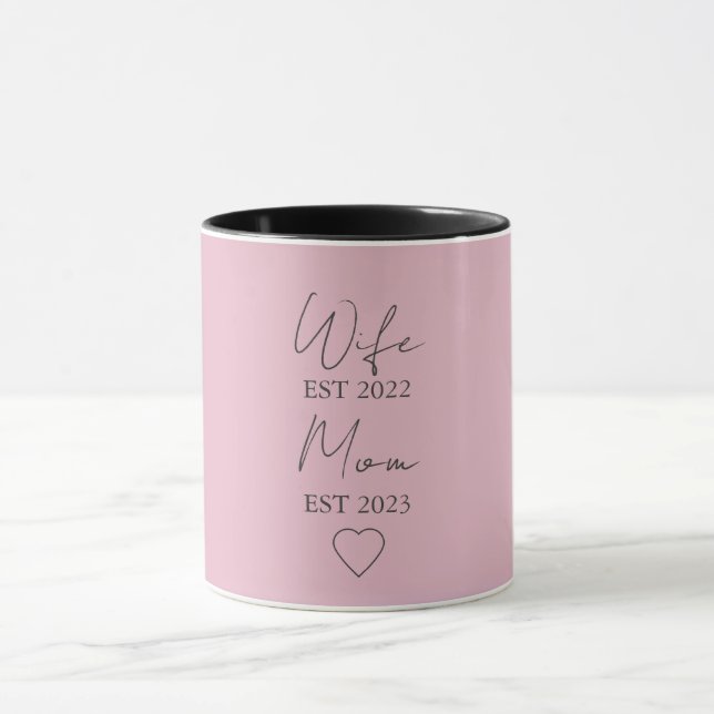 Taza Wife & Mom Est. – Minimalist Valentine Gift (Centro)