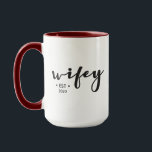 Taza Wifey de escritura moderna de año personalizado<br><div class="desc">Personalizó esta taza de dos tonos con su año de aniversario establecido para "Wifey". Un guión elegante con texto personalizado es un regalo muy atento.</div>