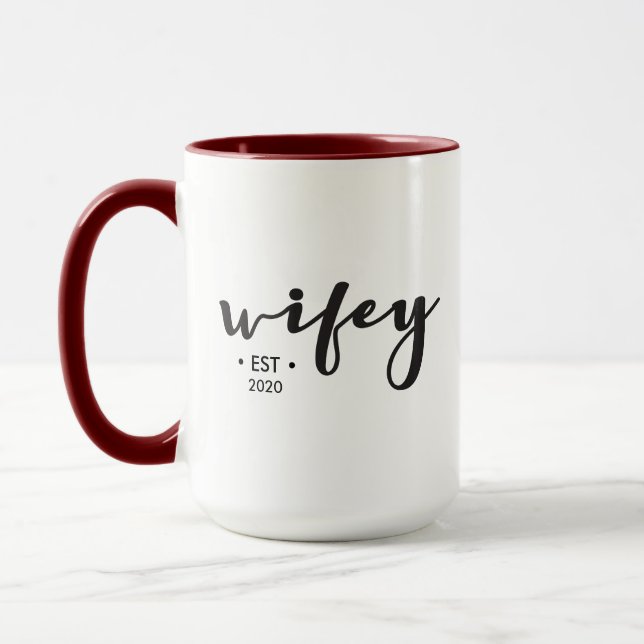 Taza Wifey de escritura moderna de año personalizado (Izquierda)