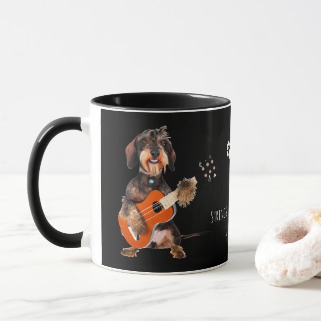 Taza Wirehair Dachshund Tocando Guitarra Acústica (Con donut)