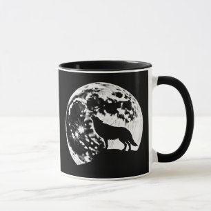 Taza Wolf Howling Silhouetti contra una luna llena