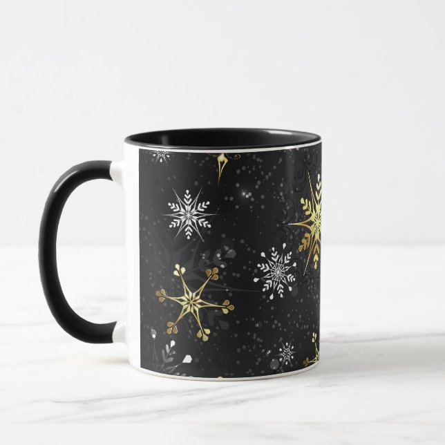 Taza Xmas copos de nieve dorados sobre fondo negro (Izquierda)