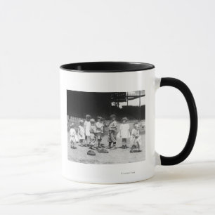 Taza Young Boys y chicas en el campo de béisbol