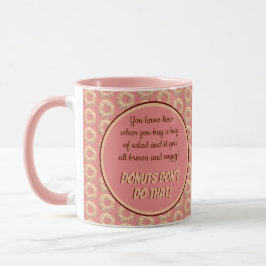 Taza Yummy Pink Sprinkle Donut Pattern y graciosa cita