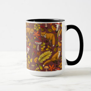 Taza zorros otoñales sobre marrón chocolate