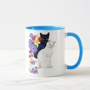 Tazas blancos y negros de los gatitos del jardín