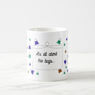 Tazas de café con bolsas de mano coloridas y elega