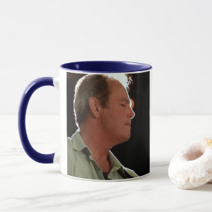 Tazas de café con camisa azul de Billy Kay